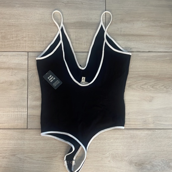 NWOT black and white low cut body suit, size medium - Picture 3 of 3